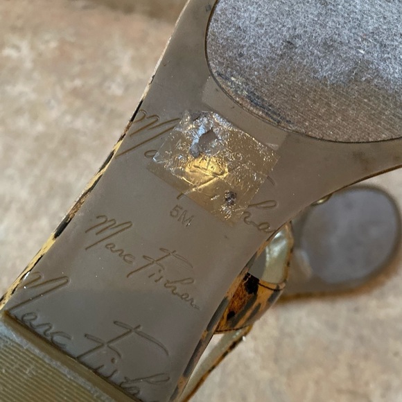 Marc Fisher Womens 5 Leopard Animal Print Gold Buckle Thong Sandals - Picture 6 of 7